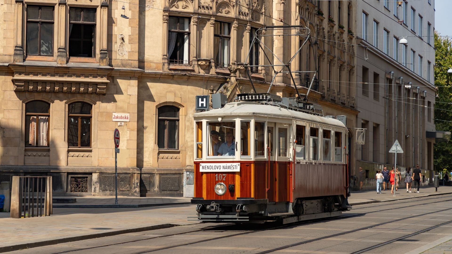 Tramvaj může zabíjet. Pražská integrovaná doprava na školních panelech ÁMOS upozorňuje na nepozornost chodců.