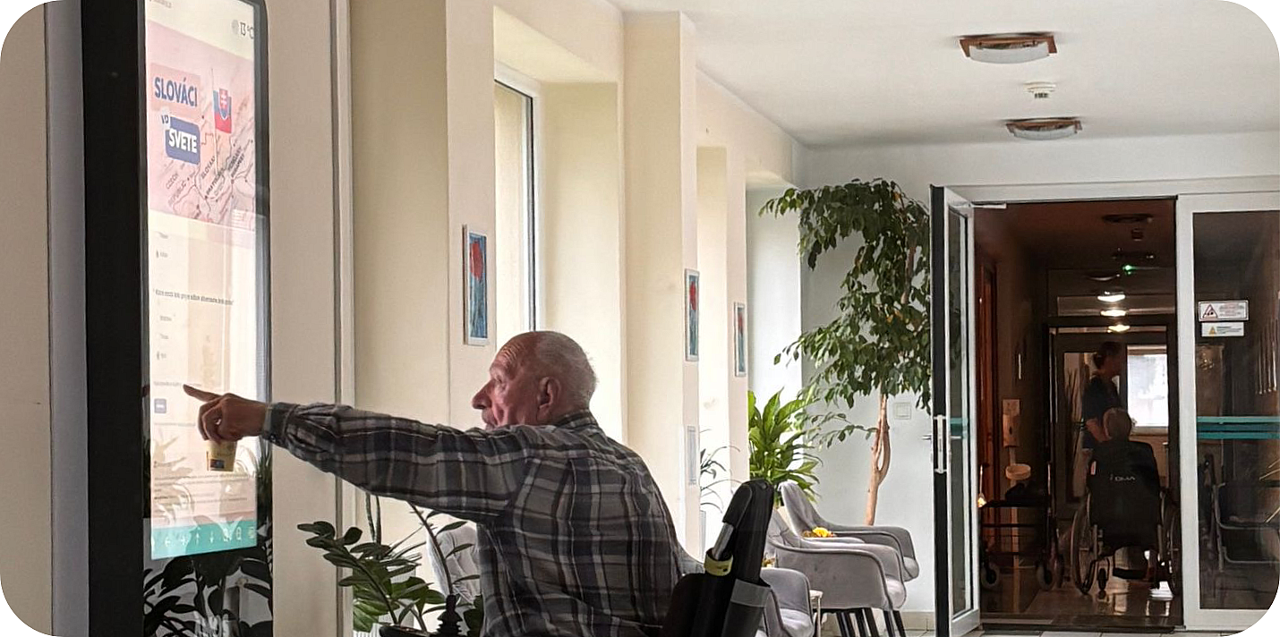 Digitálne technológie v domove seniorov: Dotykové panely ÁMOS podporujú aktivitu, orientáciu aj komunikáciu