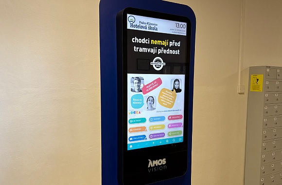 Tramvaj může zabíjet. Pražská integrovaná doprava na školních panelech ÁMOS upozorňuje na nepozornost chodců.